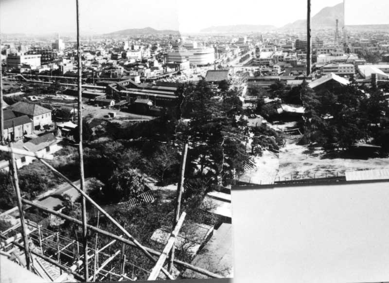 昭和39年 再建中の福山城から市街地を望む